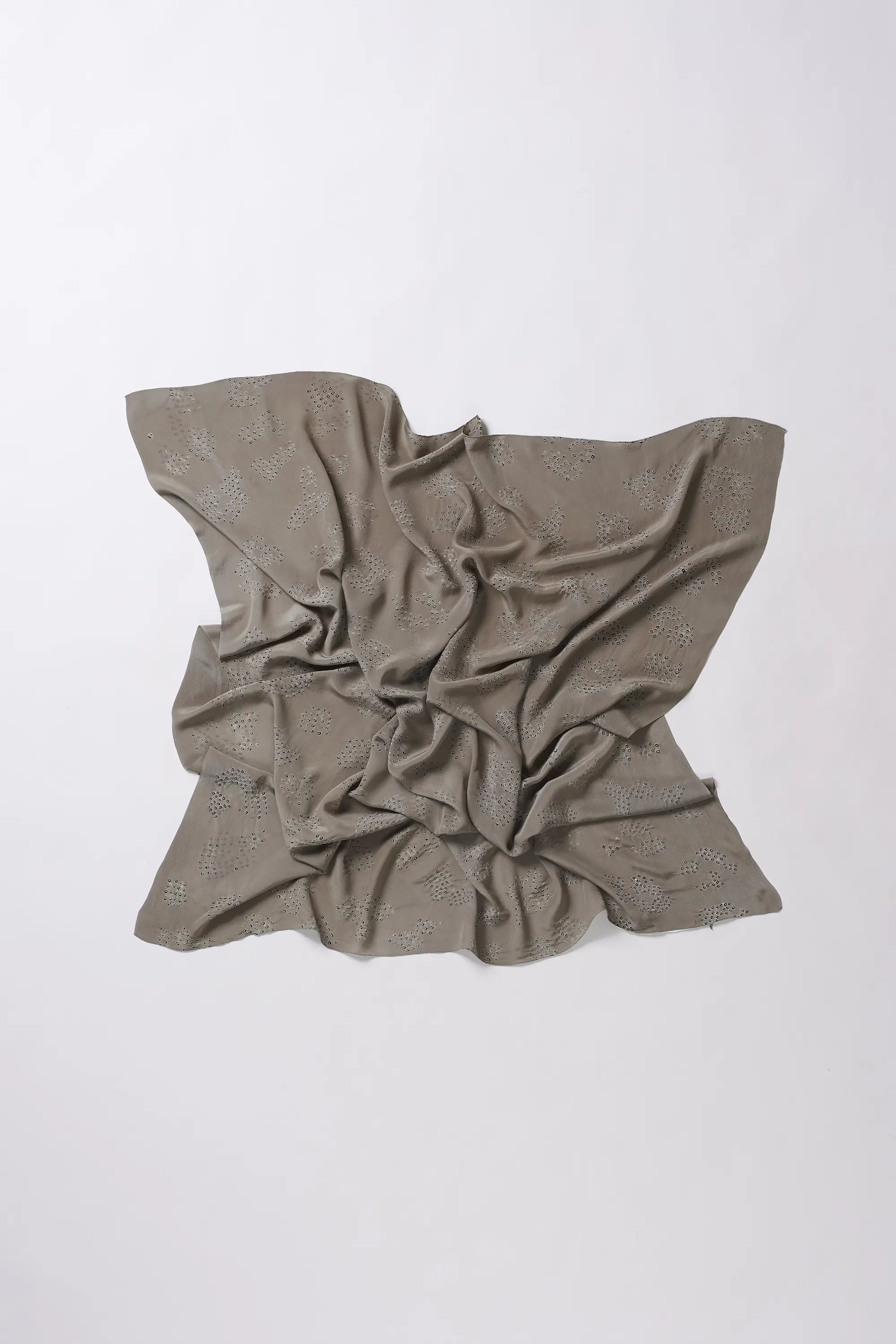 SMOKE COLOR SILK WITH BANDHANI SCARF