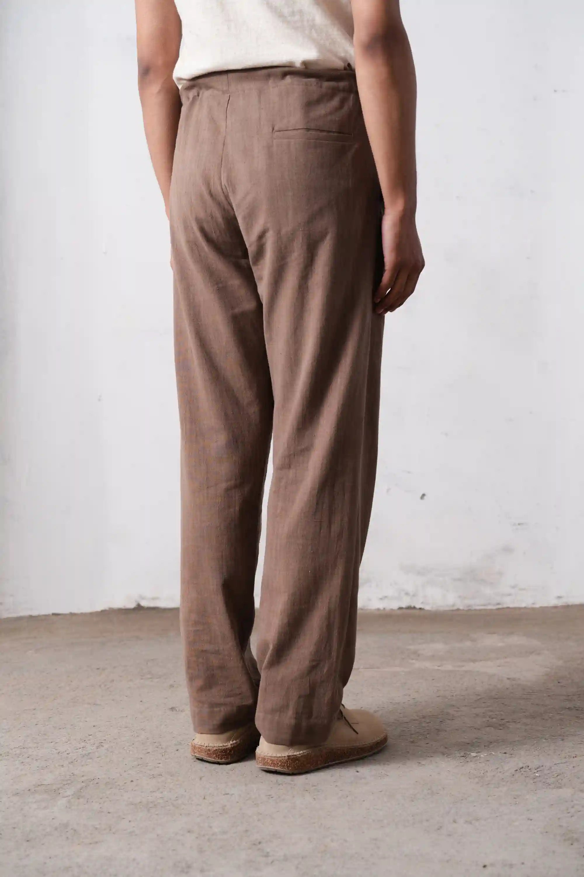A man wearing tree trunk pant