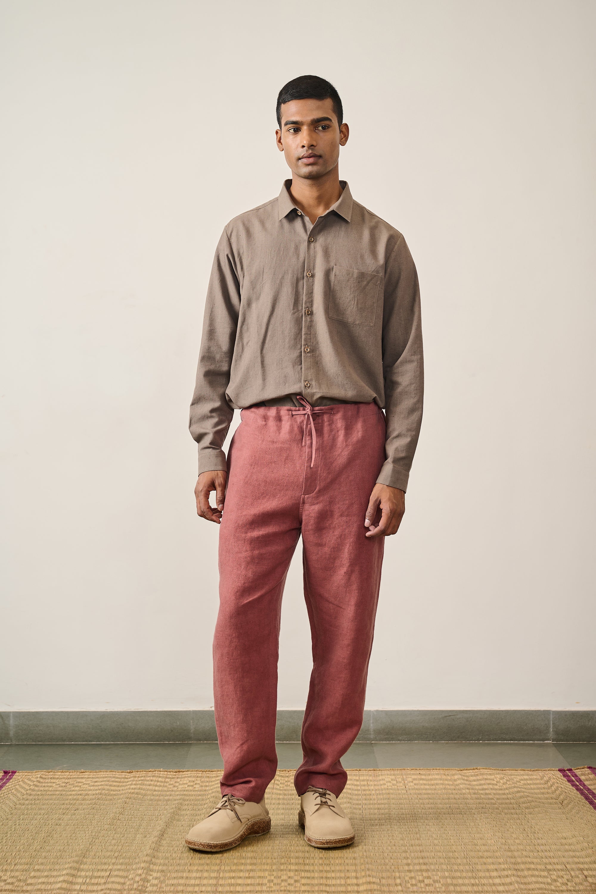 A man wearing rouge pinklinen pant