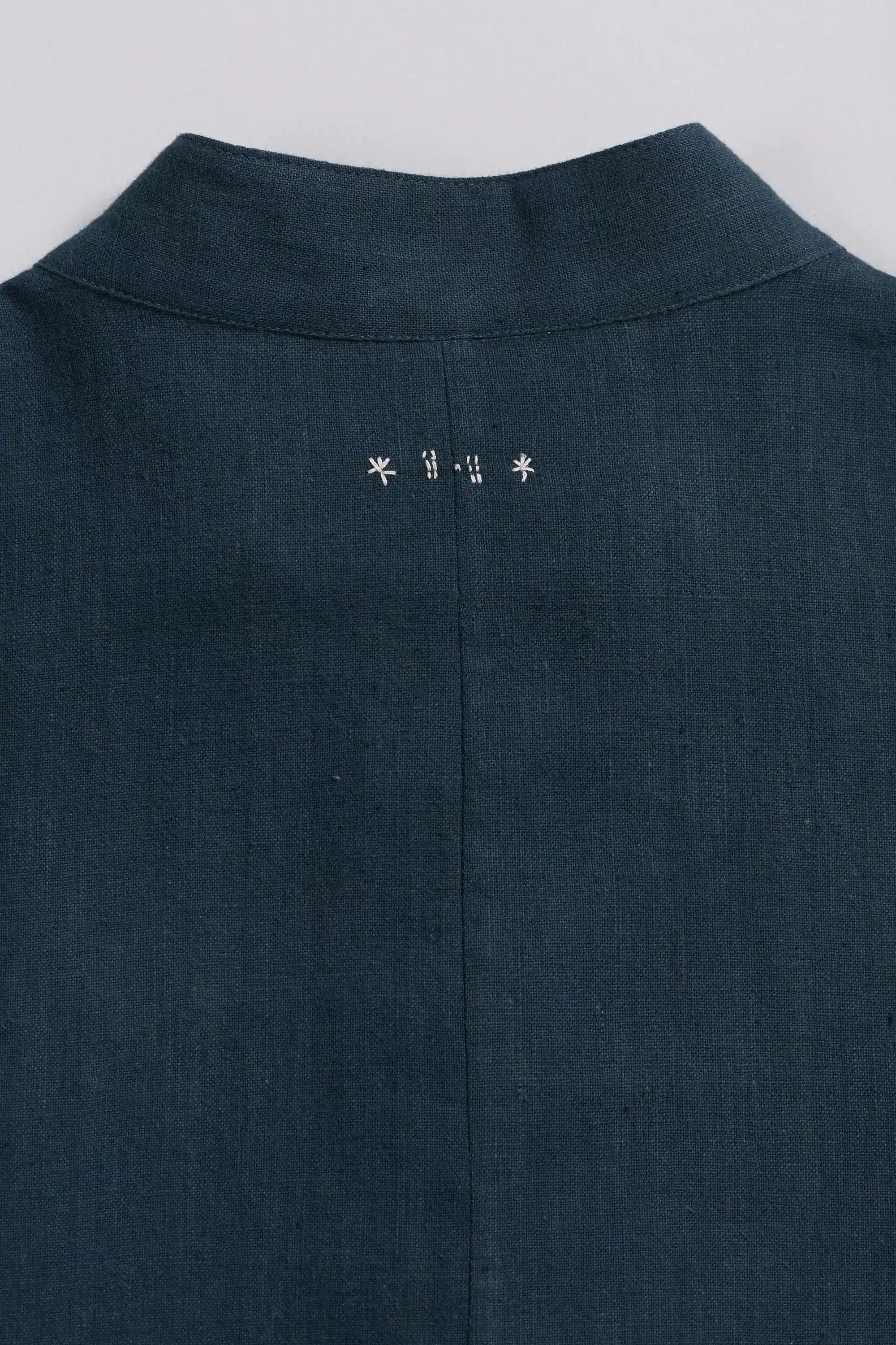 Close-up of the back collar.