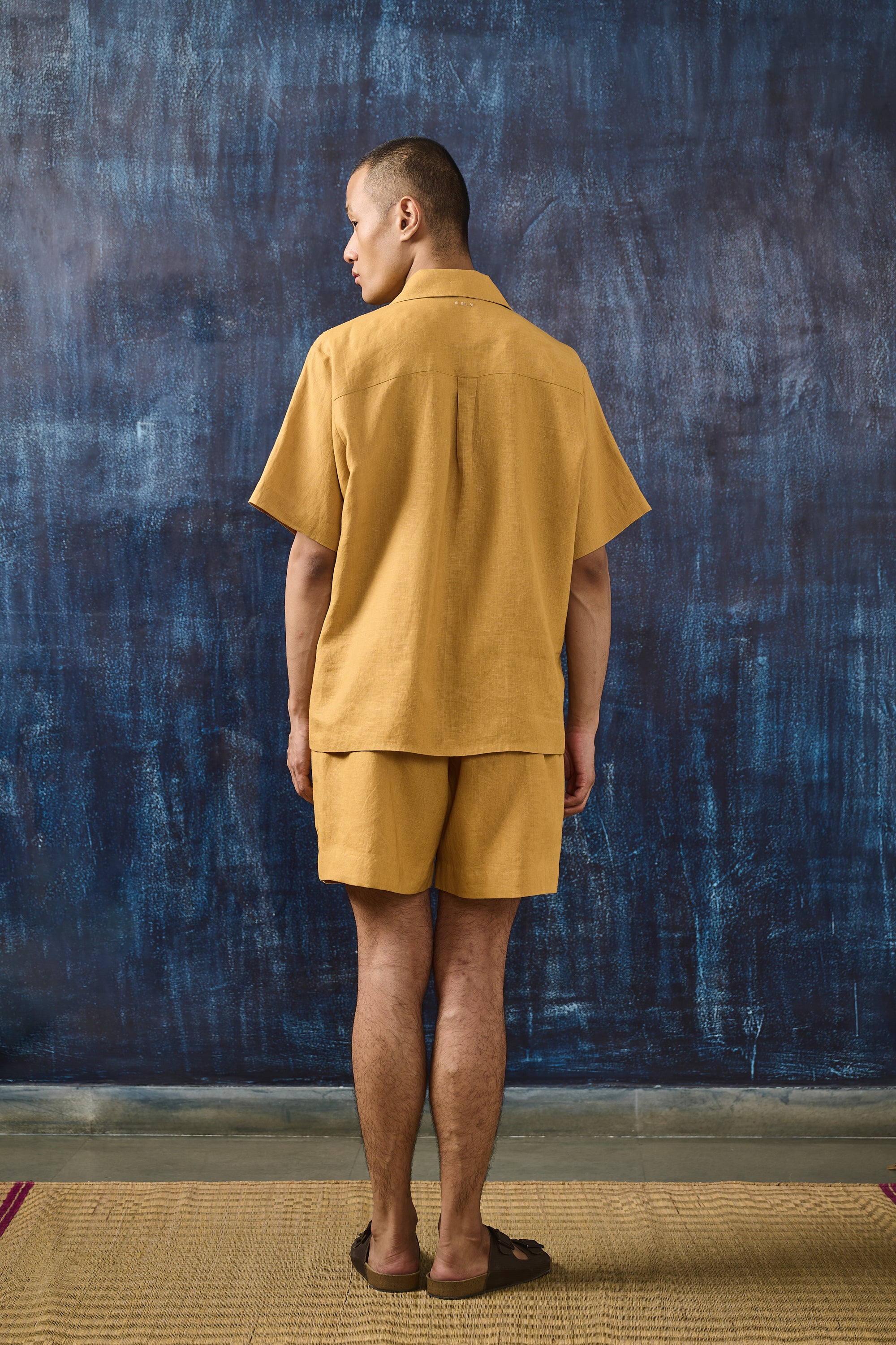 LINEN SHORTS IN MUSTARD YELLOW