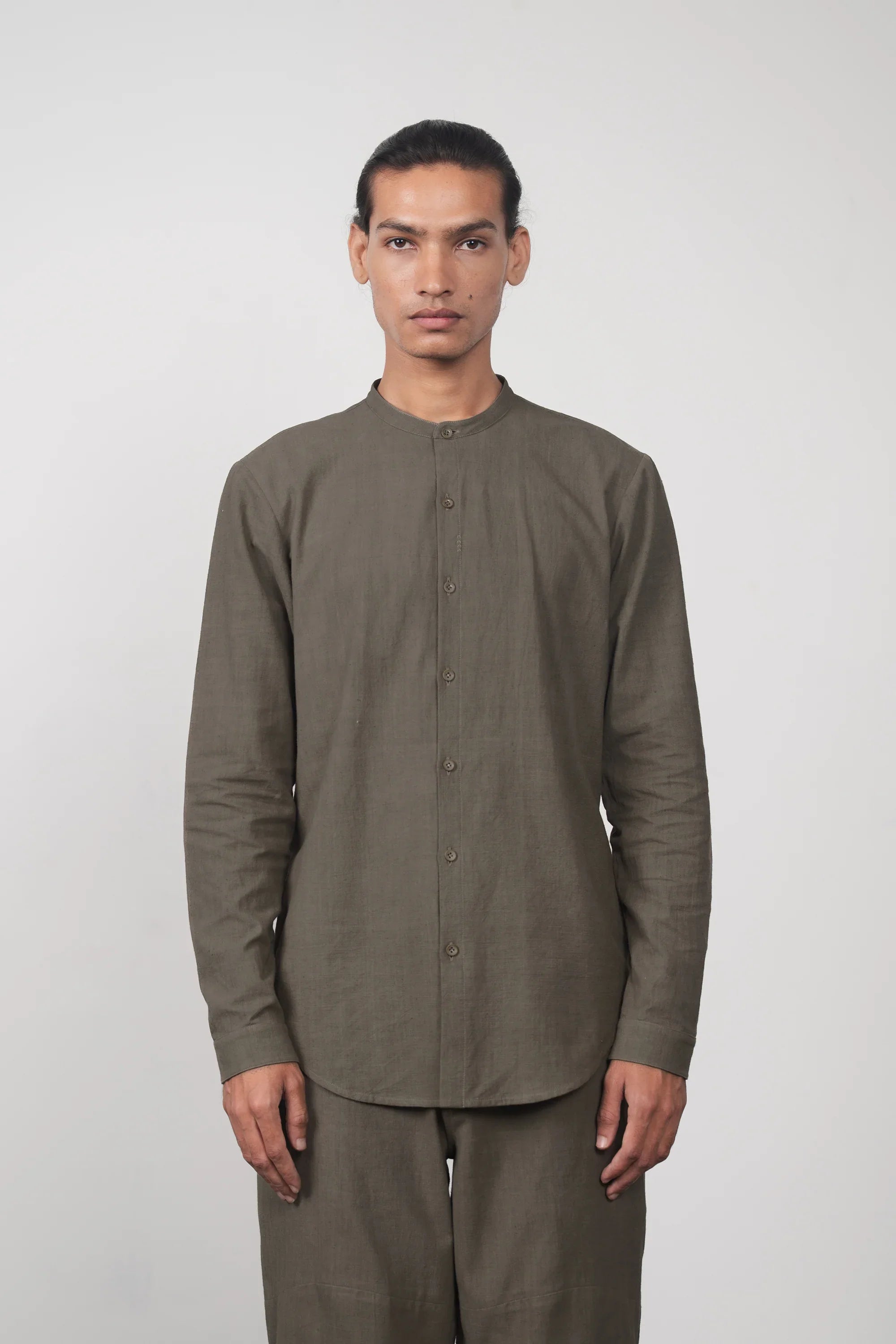 A man wearing ashy grey shirt