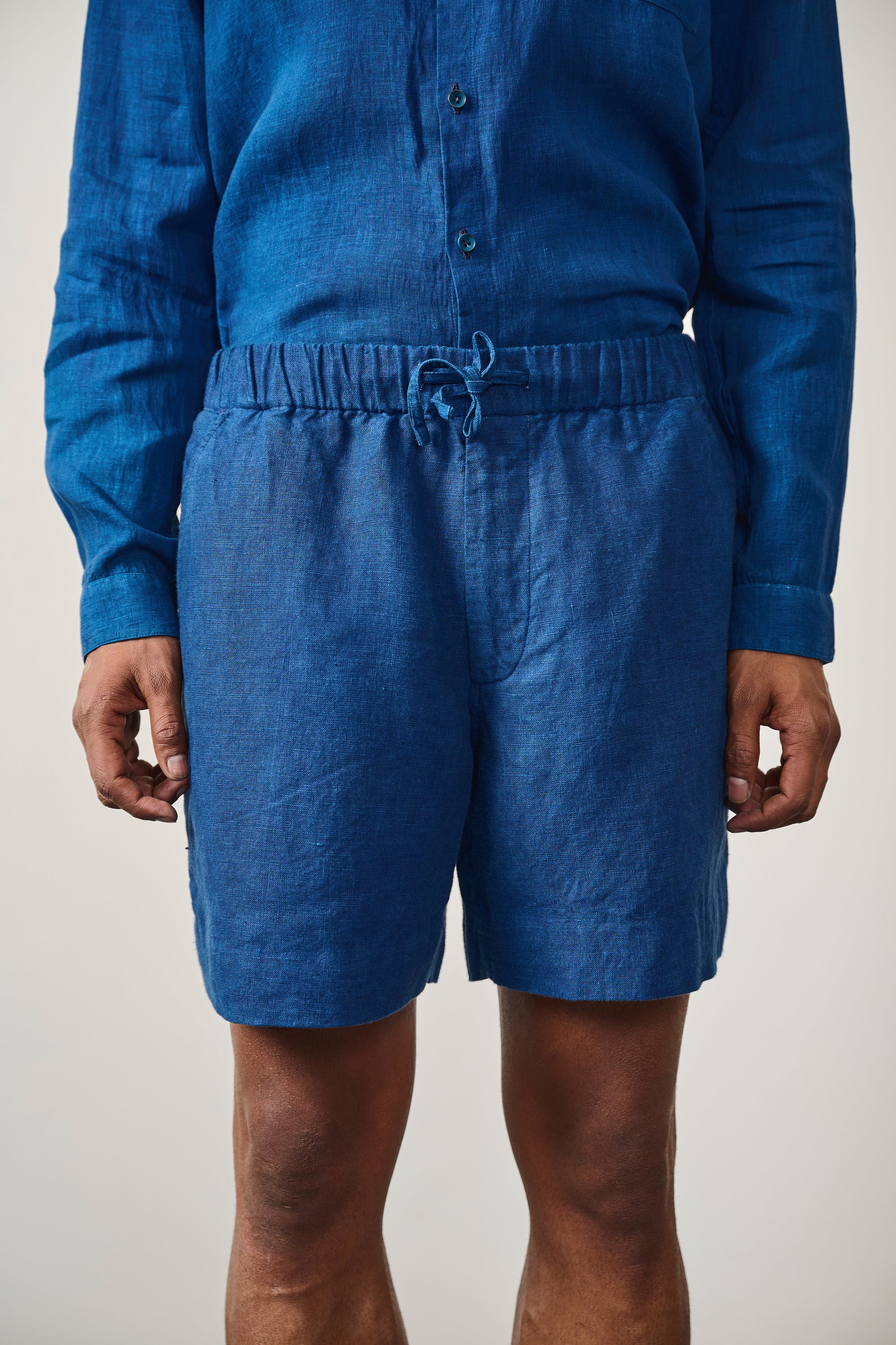LINEN SHORTS IN NATURAL INDIGO