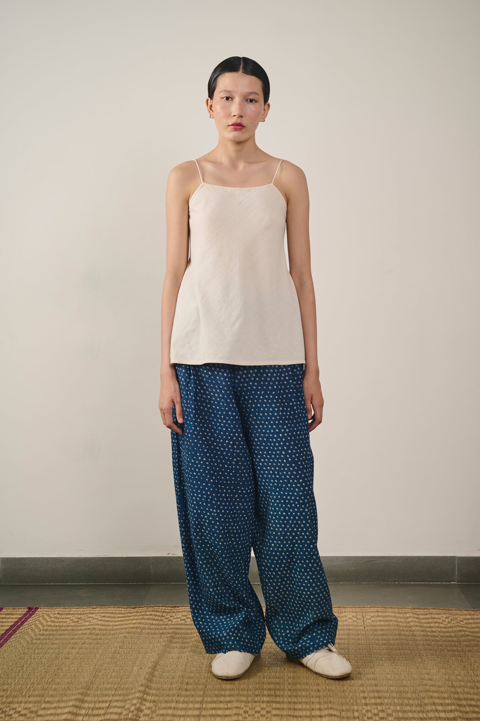 MEDIUM INDIGO BANDHANI TROUSERS