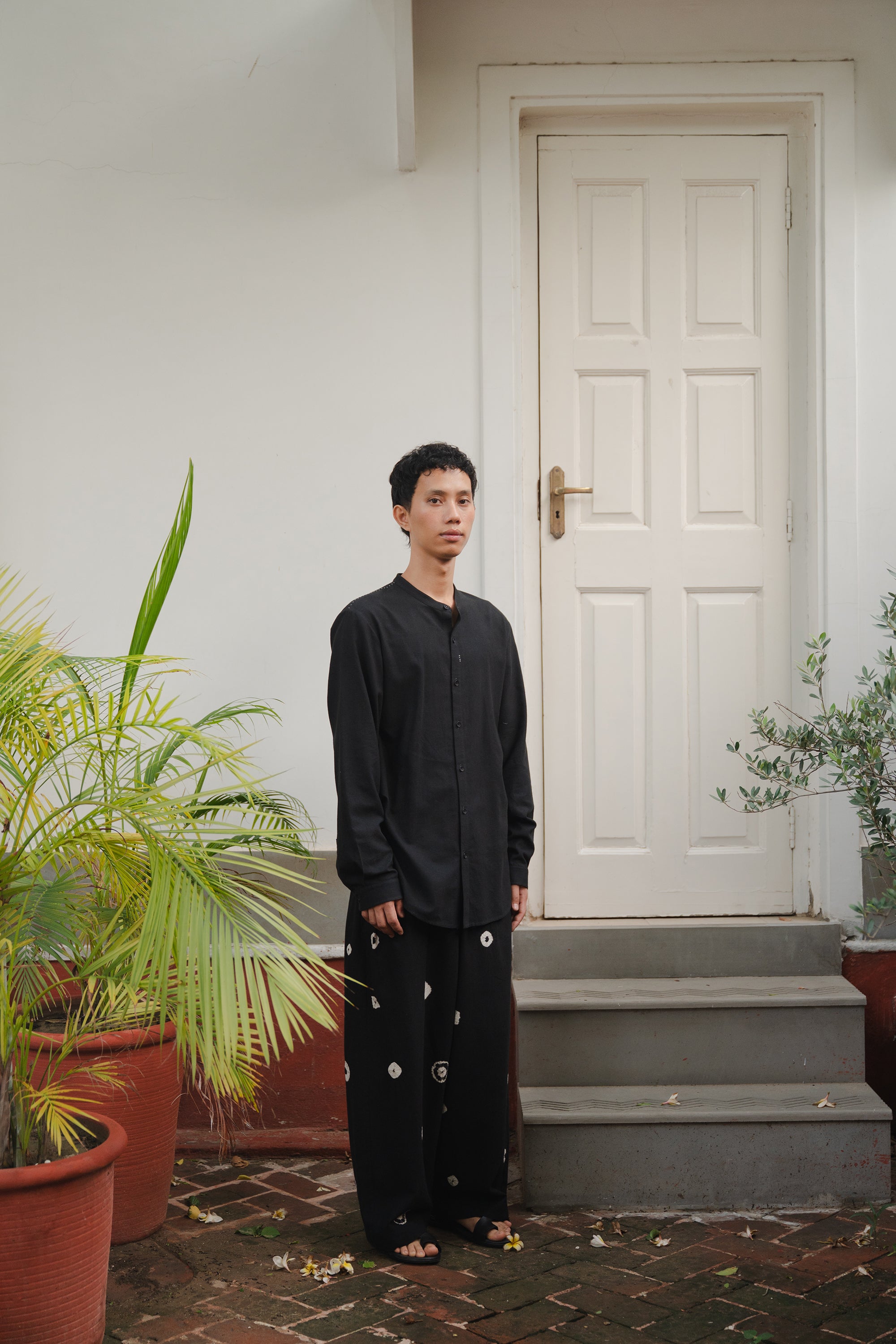 BLACK BAND COLLAR SHIRT