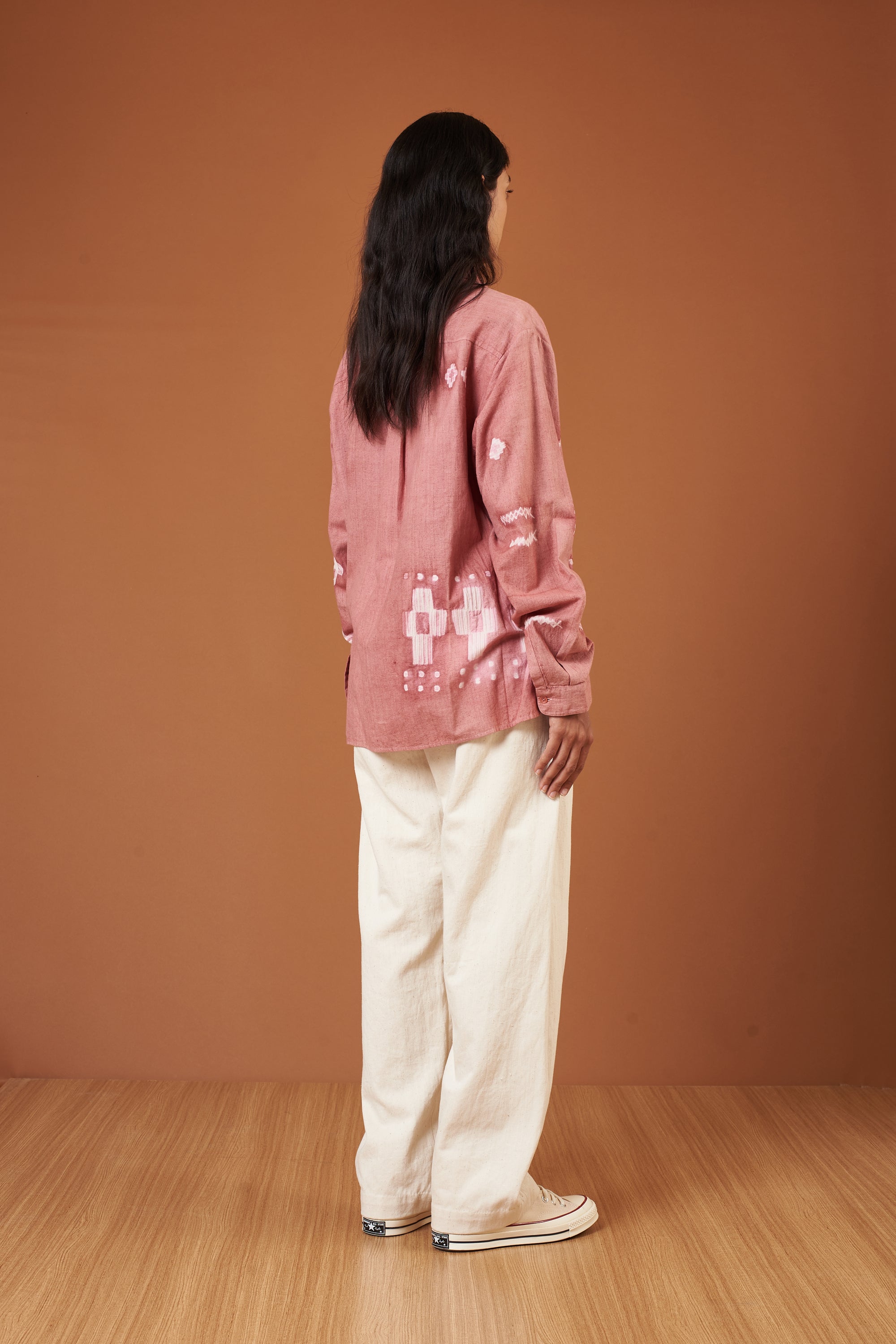 A side shot of a woman wearing ecru pant