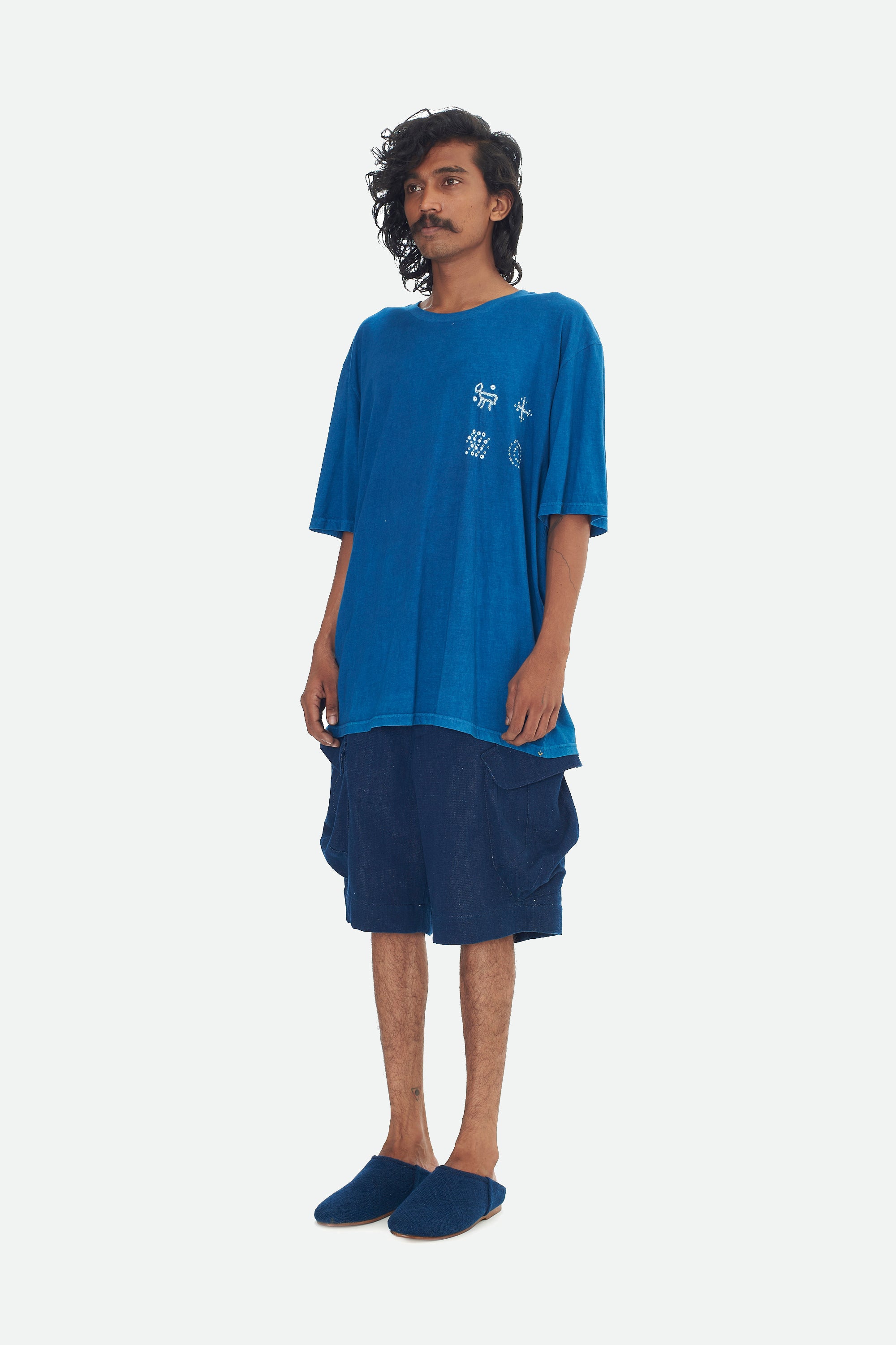 UNGENDERED INDIGO ORGANIC COTTON T-SHIRT CRAFTED WITH BANDHANI