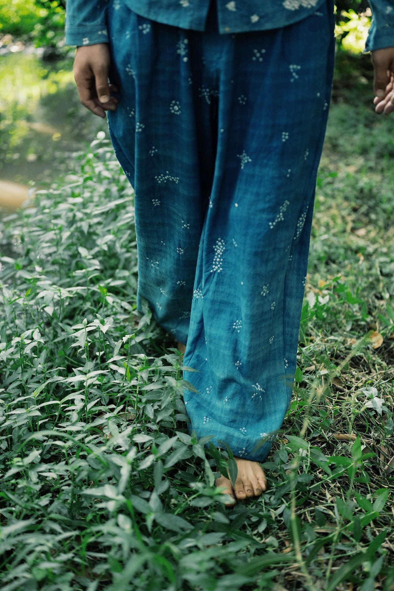 MEDIUM INDIGO WIDE LEGGED PANTS WITH MINIATURE BANDHANI