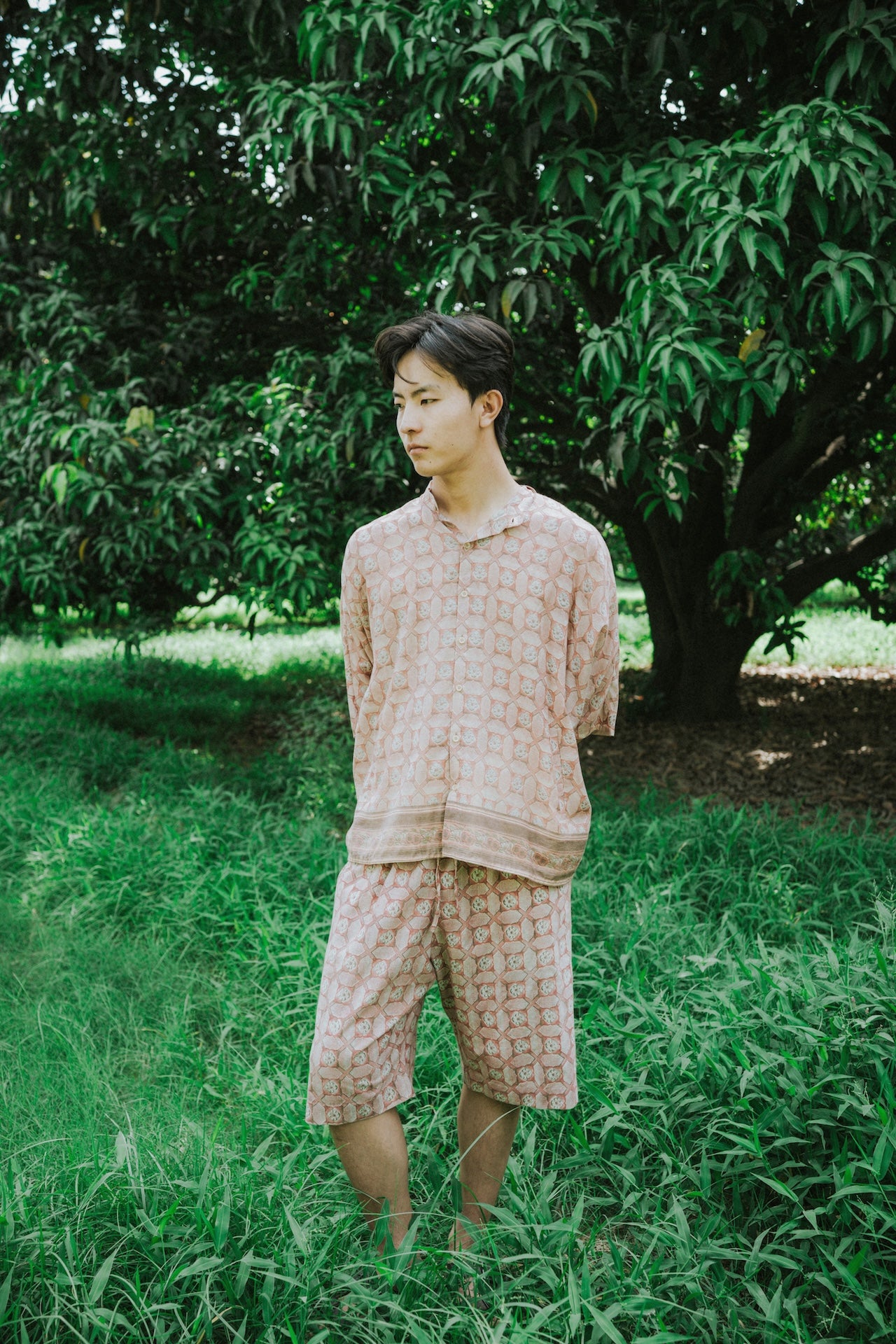 BRICK RED SCREEN PRINTED BAND COLLAR SHIRT