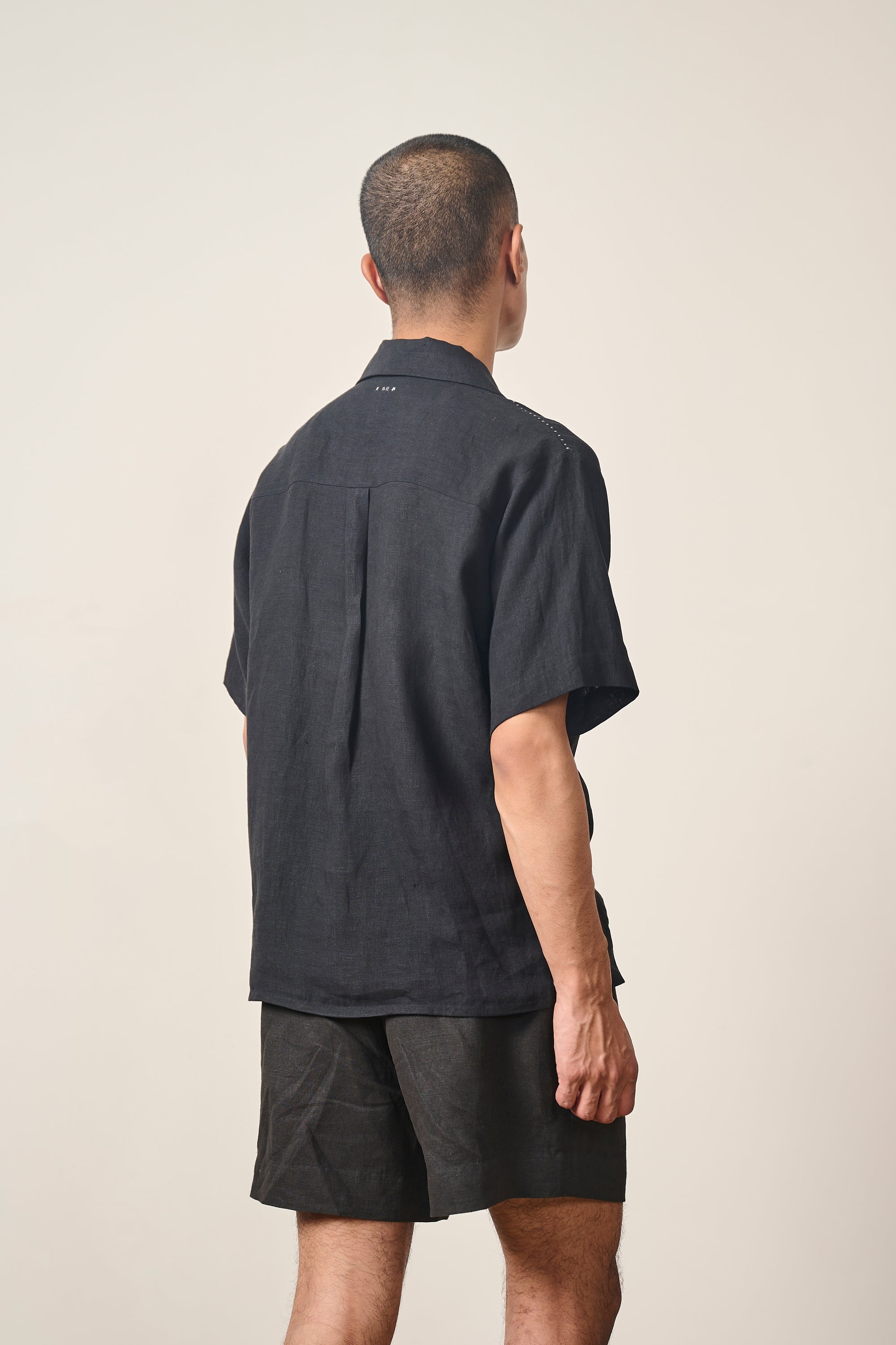 LINEN SHORTS IN BLACK