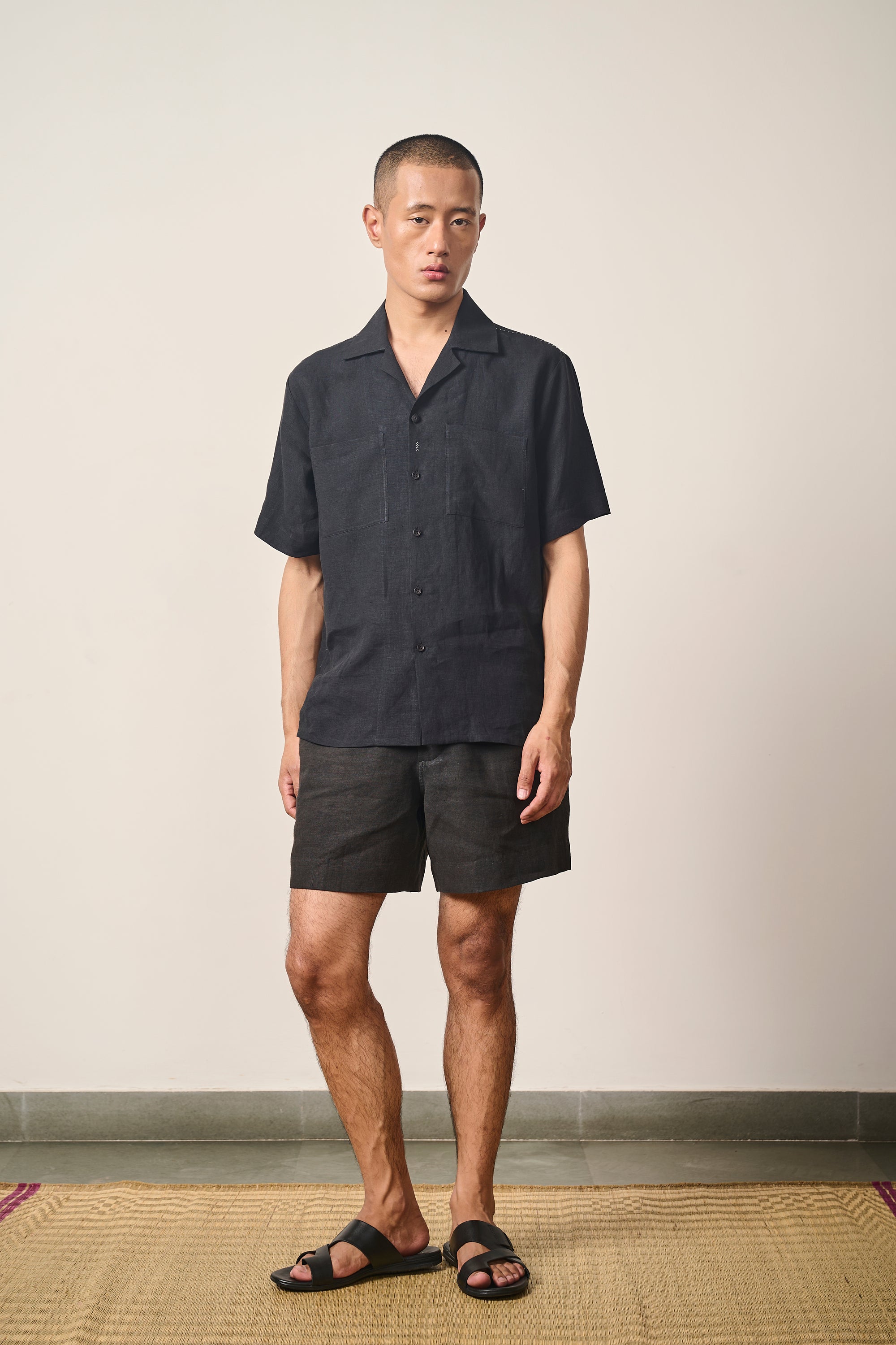 LINEN SHORTS IN BLACK