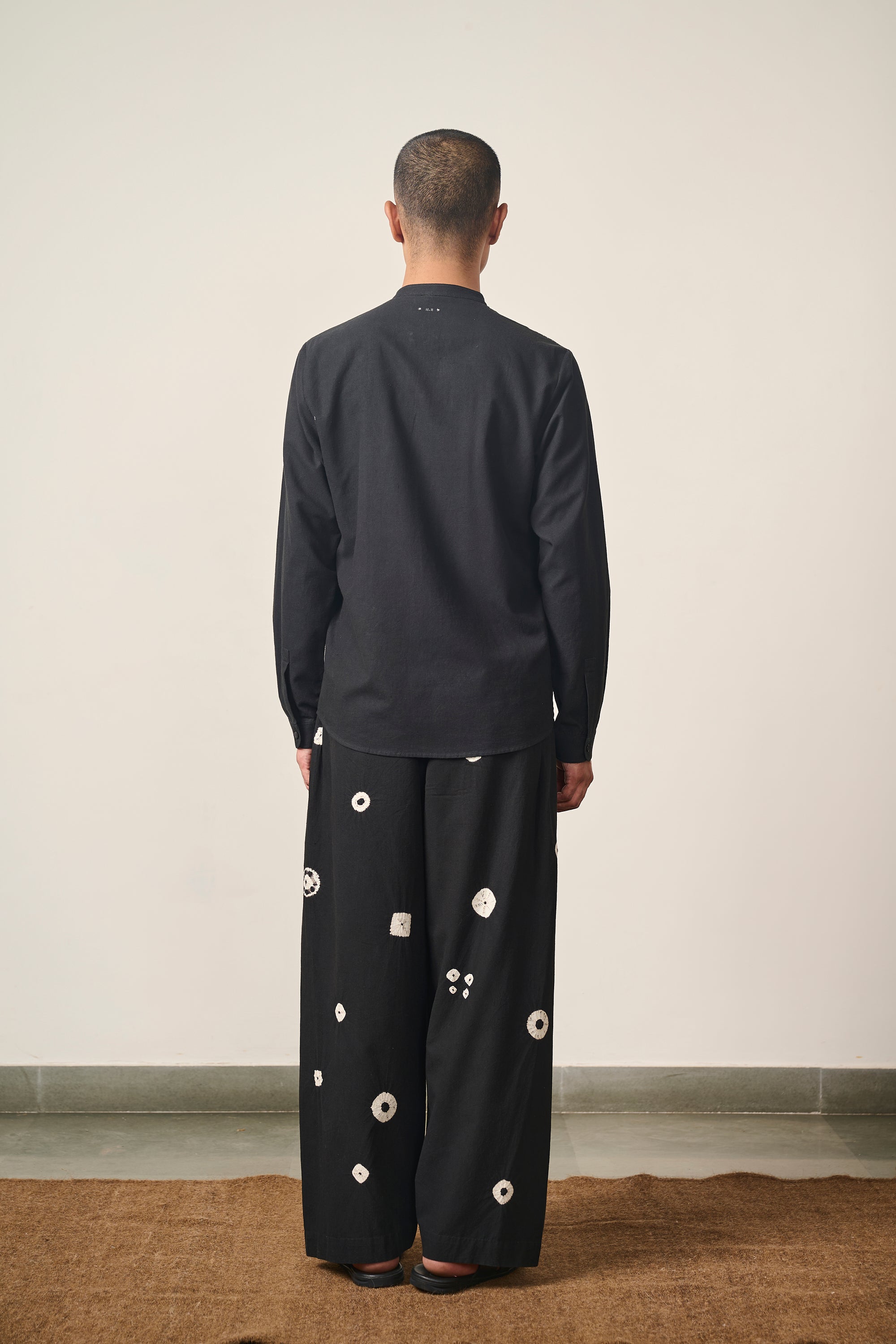 BLACK BAND COLLAR SHIRT