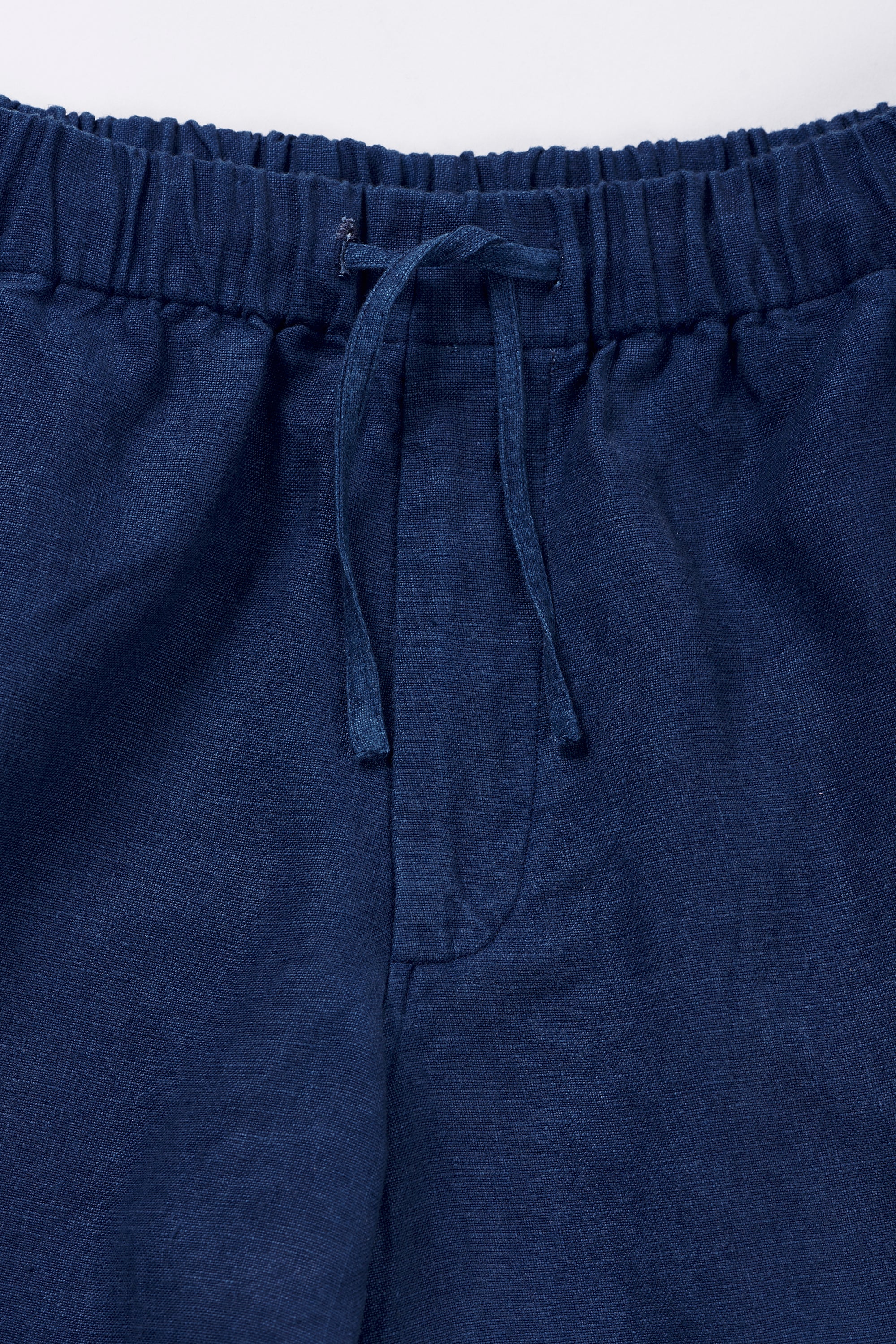 LINEN SHORTS IN MEDIUM INDIGO