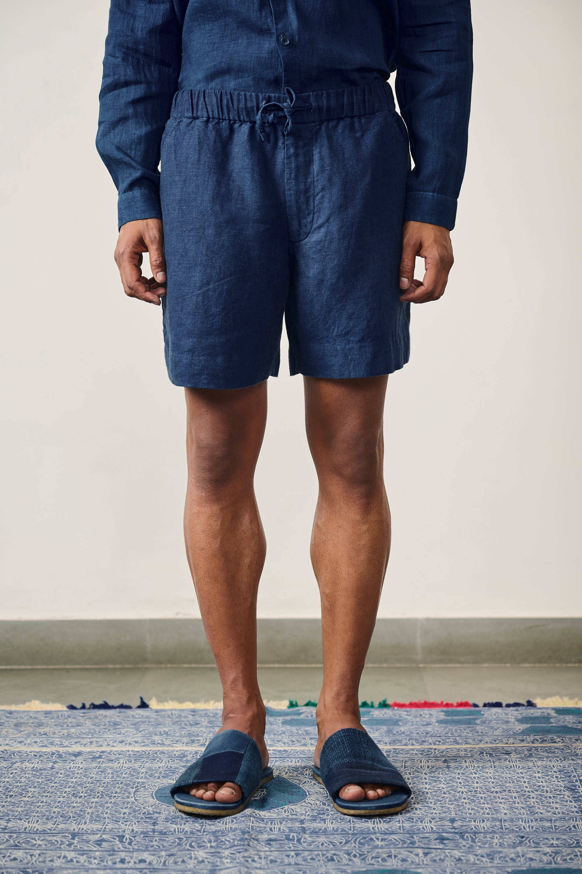 LINEN SHORTS IN MEDIUM INDIGO