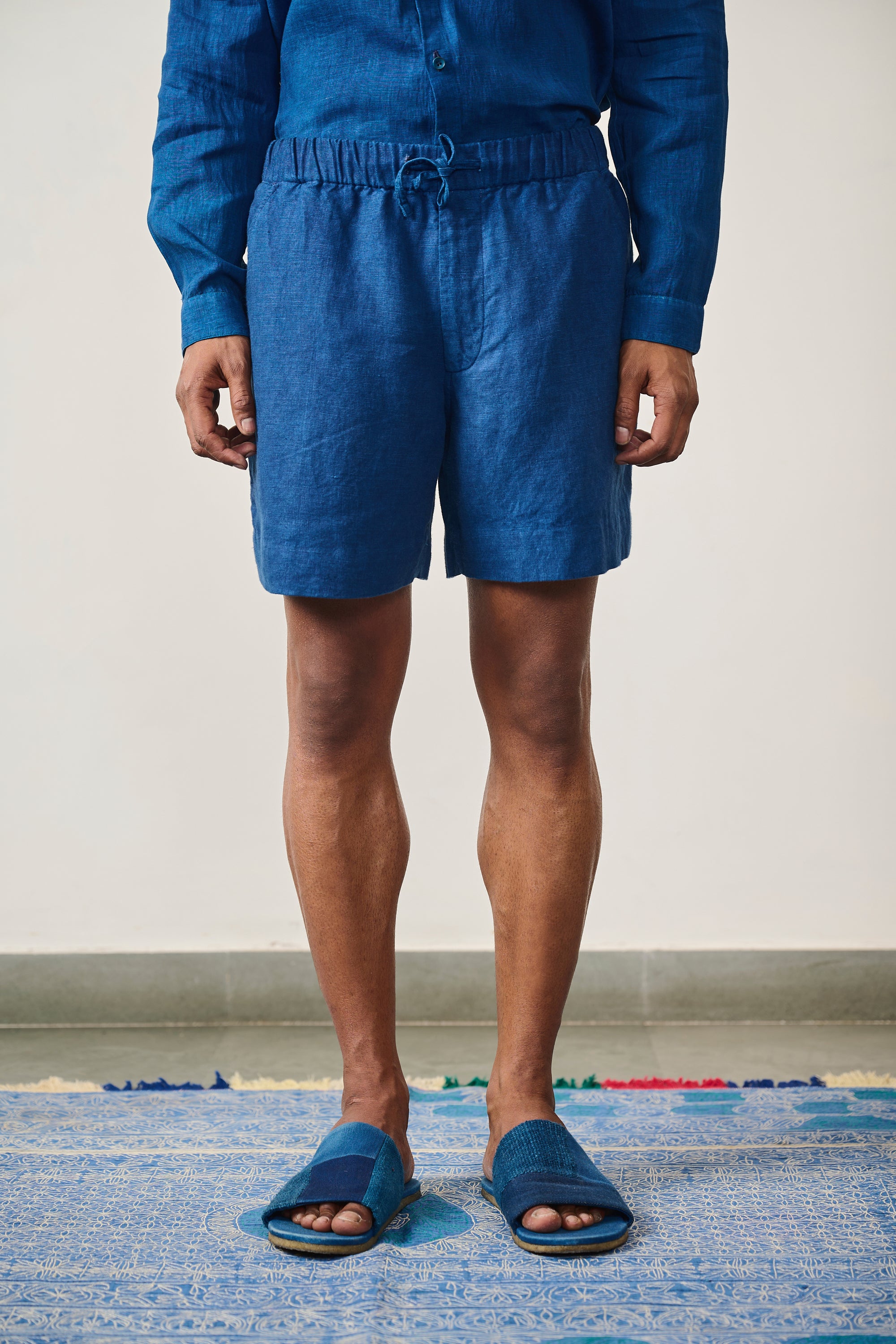 LINEN SHORTS IN MEDIUM INDIGO