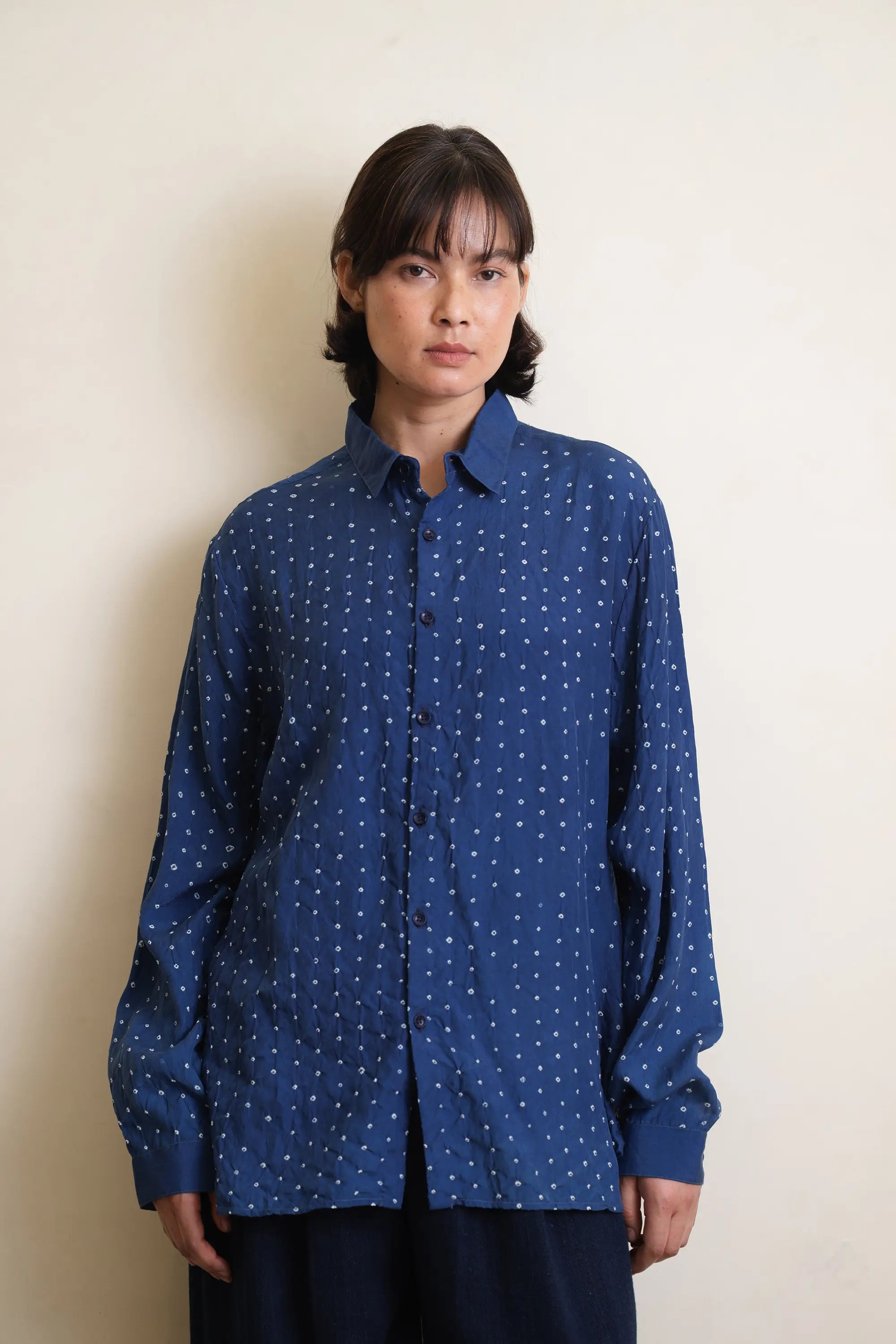 A woman wearing medium indigo shirt