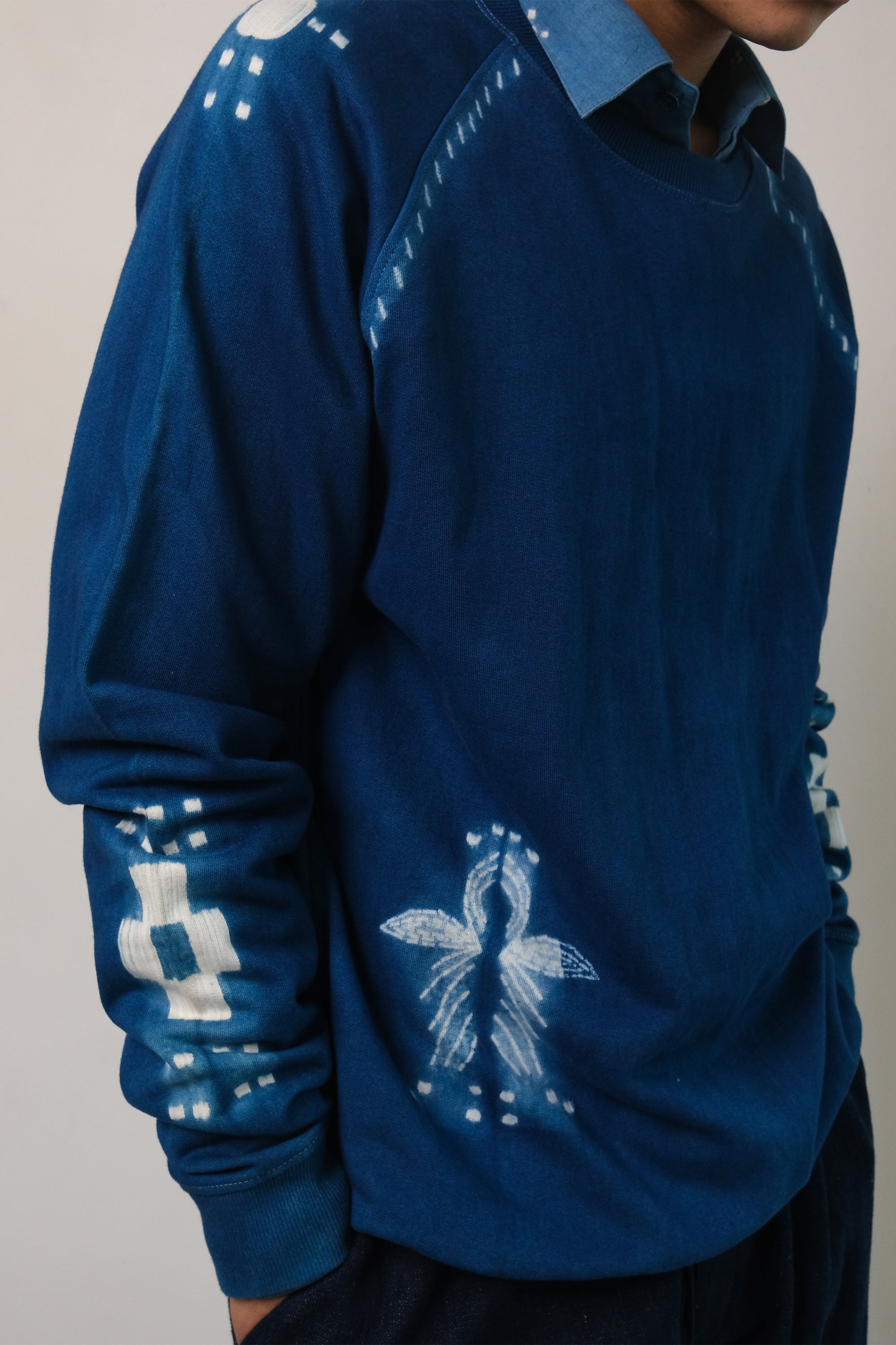 MEDIUM INDIGO COTTON SHIBORI SWEATSHIRT