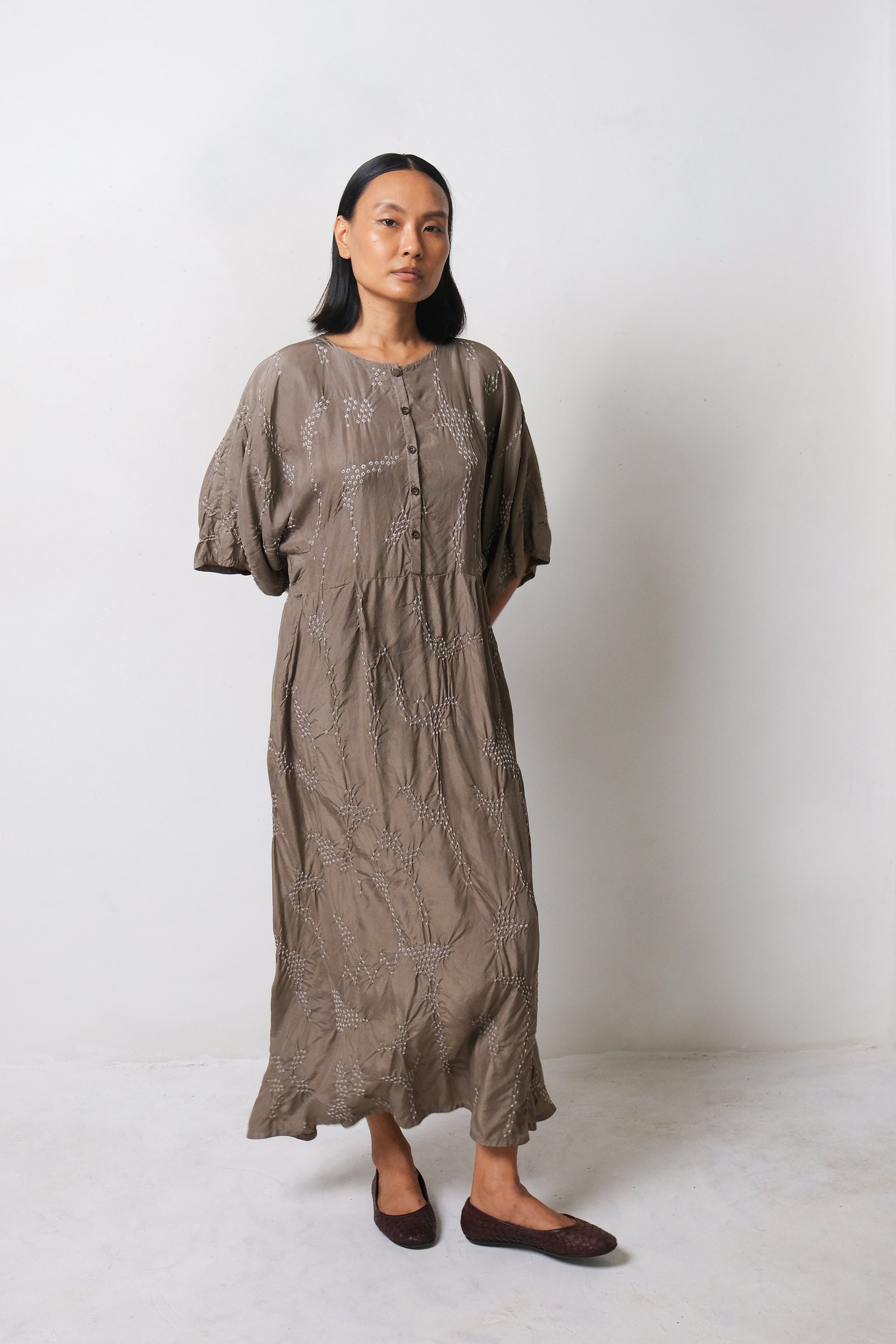 BANDHANI KIMONO SLEEVE SILK DRESS IN CHARCOAL