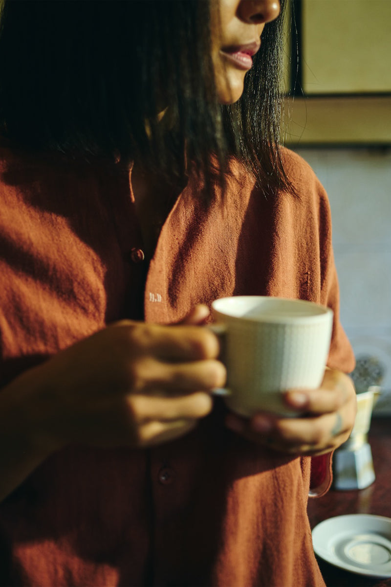 UNGENDERED COTTON SHIRT IN BRICK RED