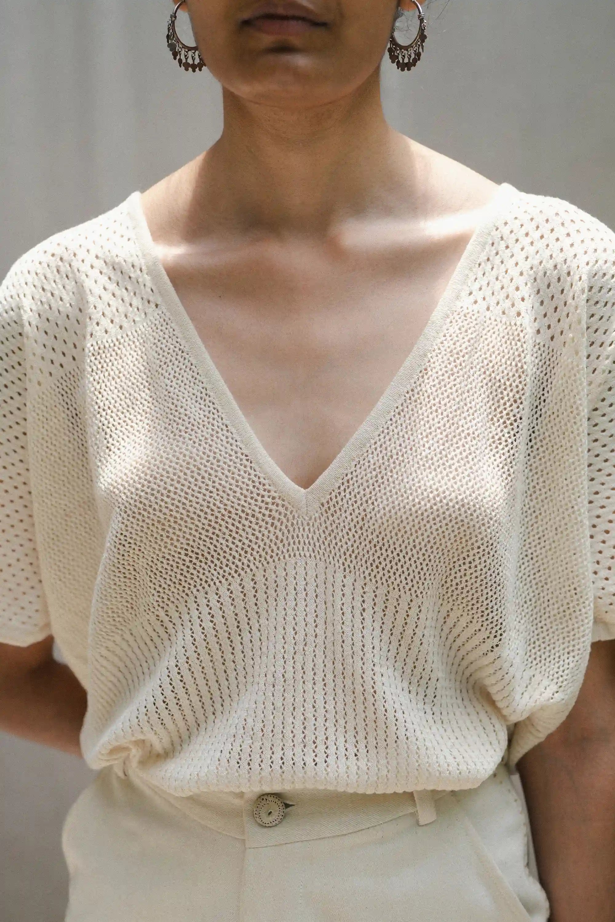 Close-up of a women wearing ecru cotton t-shirt