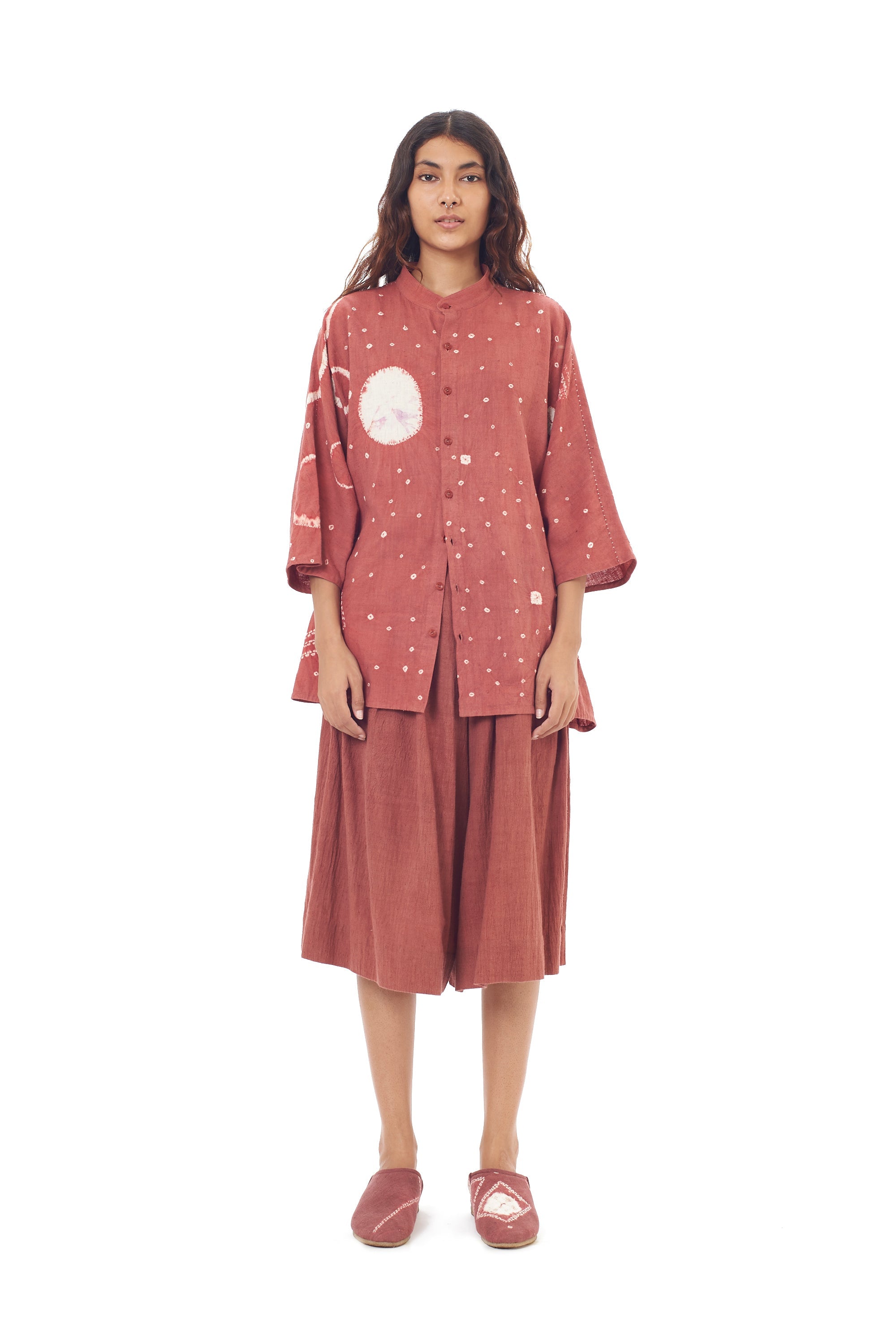 RELAXED FIT BAND COLLAR ORGANIC COTTON SHIRT CRAFTED WITH ALL-OVER SHIBORI MOTIFS